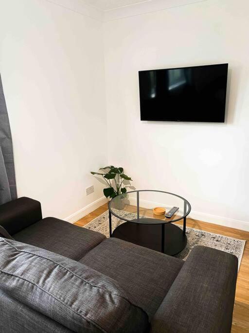 Cozy Studio Near Train Station Cambridge  Exterior photo